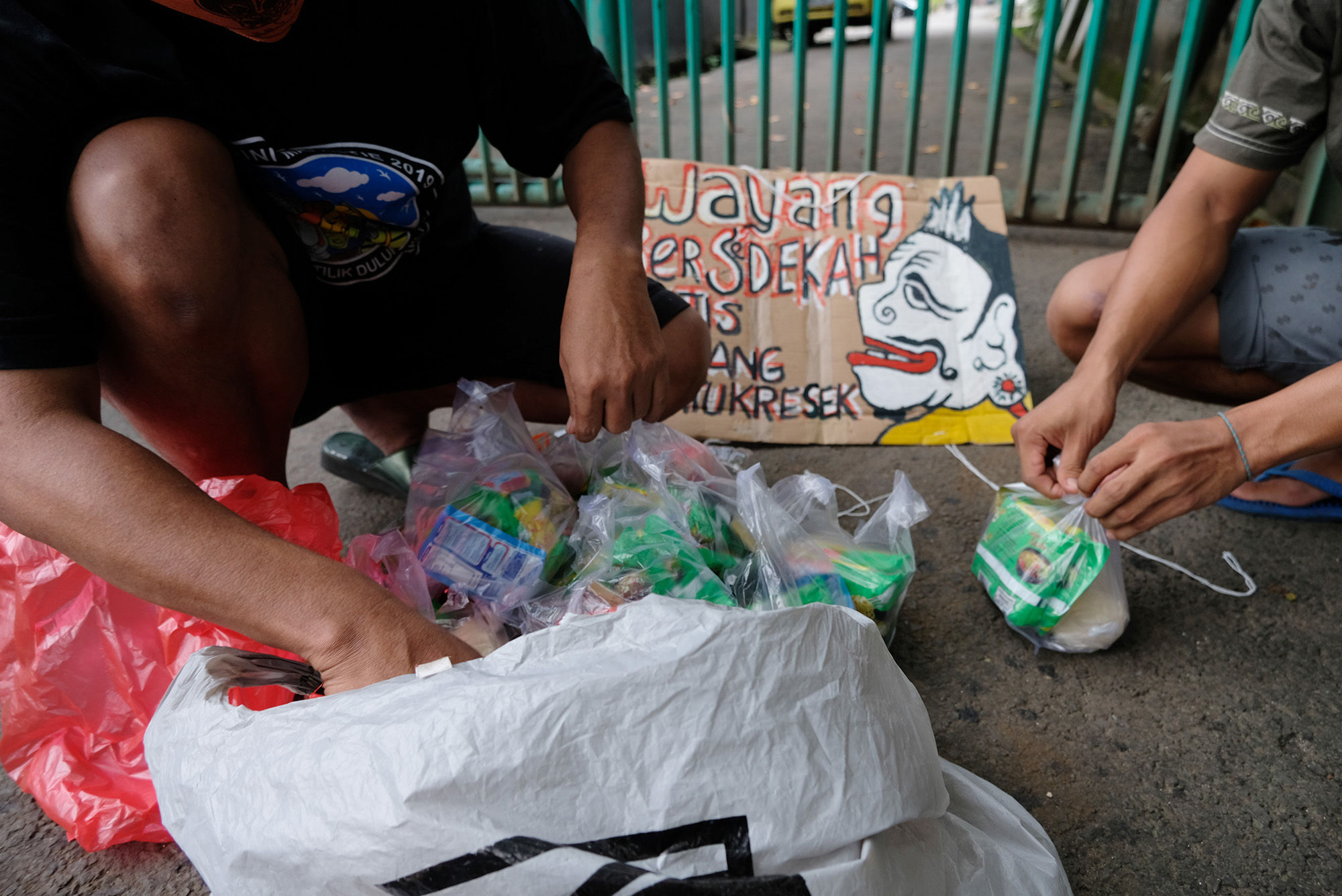 <p>Sejumlah paket bahan makanan yang akan dibagikan kepada warga yang melintas di Jalan Cawang Baru Utara, Jakarta Timur, Kamis (16/4/2020). Aksi bertajuk &#8220;Wayang Bersedekah&#8221; ini merupakan inisiatif Iskandar dalam menanggapi kondisi pandemi corona. Bahan makanan yang dibagikan kepada warga di dapat dari hasil penjualan wayang berbahan sampah daur ulang. Dalam sehari rata-rata sebanyak 20 paket [&hellip;]</p>
