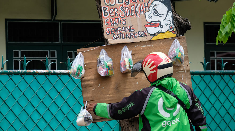 <p>Driver ojek online mengambil paket bahan makanan yang digantung di batang pohon di Jalan Cawang Baru Utara, Jakarta Timur, Kamis (16/4/2020). Aksi bertajuk “Wayang Bersedekah” ini merupakan inisiatif Iskandar dalam menanggapi kondisi pandemi corona. Bahan makanan yang dibagikan kepada warga di dapat dari hasil penjualan wayang berbahan sampah daur ulang. Dalam sehari rata-rata sebanyak 20 [&hellip;]</p>
