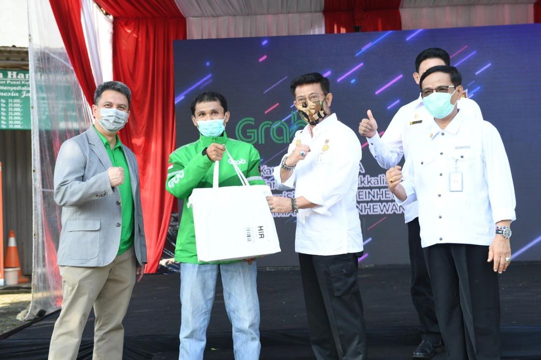 <p>Penandatangan nota kesepahaman antara Grab, Kementerian Pertanian, serta PT CPI (Prima FreshMart), PT Japfa Comfeed Indonesia (Best Meat), PT Tri Putra Panganindo (Juragan Ayam), PT Cimory (Cimory), PT Indoguna (Indoguna), dan PT Agro Boga Utama (Meat n Fresh) pada Selasa, 14 April 2020. / Grab.com</p>
