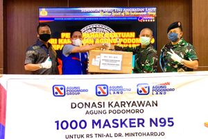 <p>Yayasan Agung Podomoro Land diwakili oleh manajemen Yayasan memberikan 1.000 masker N095 kepada Kepala Departemen Farmasi RSAL Mintohardjo Kolonel Laut Azhari mewakili pihak RS Mintohardjo yang berlokasi di Bendungan Hilir, Jakarta Pusat./ Dok. Agung Podomoro Land</p>
