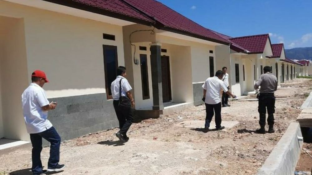 <p>Ilustrasi: Serah terima rumah khusus oleh Kepala Satuan Kerja Non Vertikal Tertentu (SNVT) Ditjen Perumahan Provinsi Sumatera Barat Nursal kepada penerima manfaat yang diwakili oleh Kapolres Lima Puluh Kota AKBP Sri Wibowo / Dokumentasi Kementerian PUPR</p>
