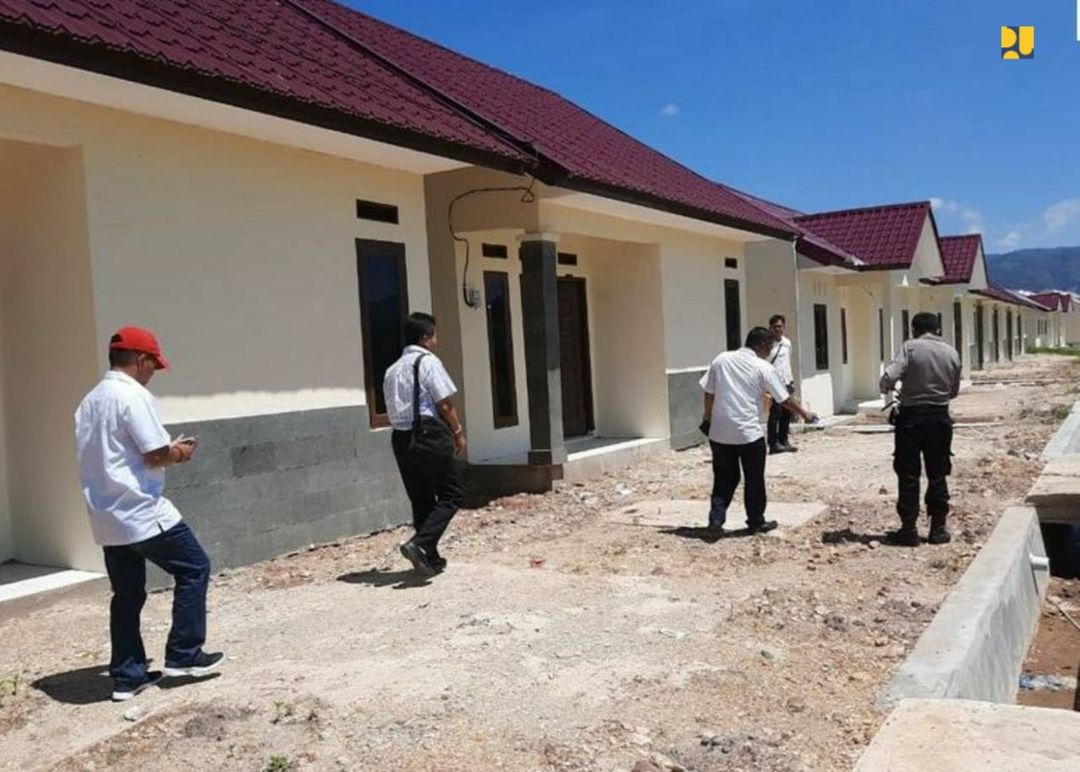 <p>Ilustrasi: Serah terima rumah khusus oleh Kepala Satuan Kerja Non Vertikal Tertentu (SNVT) Ditjen Perumahan Provinsi Sumatera Barat Nursal kepada penerima manfaat yang diwakili oleh Kapolres Lima Puluh Kota AKBP Sri Wibowo / Dokumentasi Kementerian PUPR</p>
