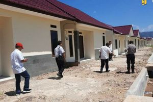 <p>Ilustrasi: Serah terima rumah khusus oleh Kepala Satuan Kerja Non Vertikal Tertentu (SNVT) Ditjen Perumahan Provinsi Sumatera Barat Nursal kepada penerima manfaat yang diwakili oleh Kapolres Lima Puluh Kota AKBP Sri Wibowo / Dokumentasi Kementerian PUPR</p>
