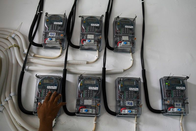 <p>Warga memasukkan pulsa token listrik di tempat tinggalnya, di Jakarta, Selasa (1/4/2020). Dampak penyebaran pandemi virus COVID-19, Pemerintah mmenggratiskan pembayaran listrik bagi 24 juta masyarakat miskin, untuk pelanggan berdaya listrik 450 VA gratis biaya listrik selama 3 bulan (April-Juni 2020) sedangkan bagi pelanggan dengan daya 900 VA bersubsidi akan diberikan diskon 50 persen. ANTARA FOTO/Nova Wahyudi/foc.</p>
