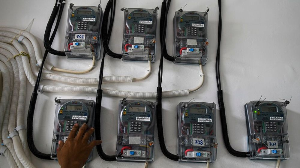 <p>Warga memasukkan pulsa token listrik di tempat tinggalnya, di Jakarta, Selasa (1/4/2020). Dampak penyebaran pandemi virus COVID-19, Pemerintah mmenggratiskan pembayaran listrik bagi 24 juta masyarakat miskin, untuk pelanggan berdaya listrik 450 VA gratis biaya listrik selama 3 bulan (April-Juni 2020) sedangkan bagi pelanggan dengan daya 900 VA bersubsidi akan diberikan diskon 50 persen. ANTARA FOTO/Nova Wahyudi/foc.</p>
