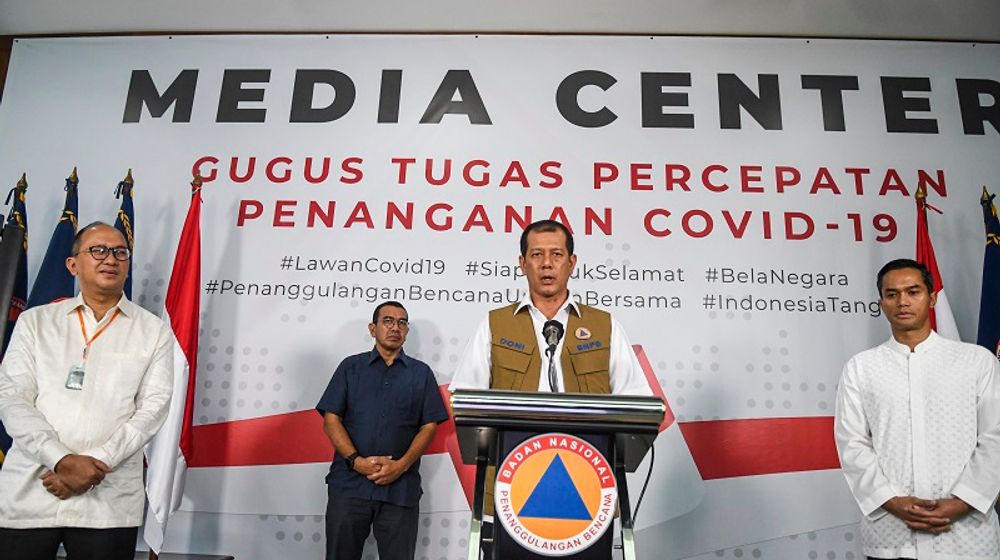 <p>Kepala Badan Nasional Penanggulangan Bencana (BNPB) Doni Monardo (kedua kanan) berpidato disaksikan  pimpinan Grup Bakrie Anindya Bakrie (kanan), Staf Khusus Menteri BUMN Arya Mahendra Sinulingga (kedua kiri) dan Ketua Umum KADIN Indonesia Rosan Roeslani (kiri) saat penyerahan bantuan di Graha BNPB, Jakarta, Jumat (27/3/2020). Grup Bakrie menyerahkan bantuan untuk penanganan penyebaran virus COVID-19 berupa uang sebesar Rp20 Miliar yang diserahkan kepada Gugus Tugas Percepatan Penanganan COVID-19 BNPB. ANTARA FOTO/Nova Wahyudi/foc.</p>
