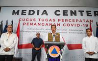 <p>Kepala Badan Nasional Penanggulangan Bencana (BNPB) Doni Monardo (kedua kanan) berpidato disaksikan  pimpinan Grup Bakrie Anindya Bakrie (kanan), Staf Khusus Menteri BUMN Arya Mahendra Sinulingga (kedua kiri) dan Ketua Umum KADIN Indonesia Rosan Roeslani (kiri) saat penyerahan bantuan di Graha BNPB, Jakarta, Jumat (27/3/2020). Grup Bakrie menyerahkan bantuan untuk penanganan penyebaran virus COVID-19 berupa uang sebesar Rp20 Miliar yang diserahkan kepada Gugus Tugas Percepatan Penanganan COVID-19 BNPB. ANTARA FOTO/Nova Wahyudi/foc.</p>
