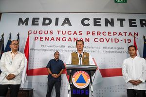 <p>Kepala Badan Nasional Penanggulangan Bencana (BNPB) Doni Monardo (kedua kanan) berpidato disaksikan pimpinan Grup Bakrie Anindya Bakrie (kanan), Staf Khusus Menteri BUMN Arya Mahendra Sinulingga (kedua kiri) dan Ketua Umum KADIN Indonesia Rosan Roeslani (kiri) saat penyerahan bantuan di Graha BNPB, Jakarta, Jumat (27/3/2020). Grup Bakrie menyerahkan bantuan untuk penanganan penyebaran virus COVID-19 berupa uang sebesar Rp20 Miliar yang diserahkan kepada Gugus Tugas Percepatan Penanganan COVID-19 BNPB. ANTARA FOTO/Nova Wahyudi/foc.</p>