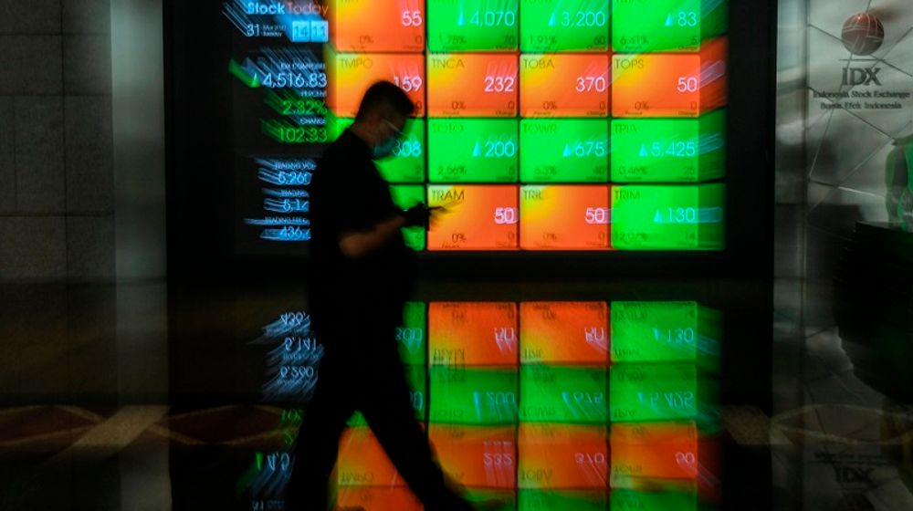 <p>Pekerja melintas di depan layar yang menampilkan informasi pergerakan harga saham di gedung Bursa Efek Indonesia (BEI), Jakarta. IHSG Bursa Efek Indonesia (BEI) pada Senin (6/4/2020), dibuka dan ditutup menguat yang didorong naiknya bursa saham Asia. ANTARA FOTO/Muhammad Adimaja/nz</p>