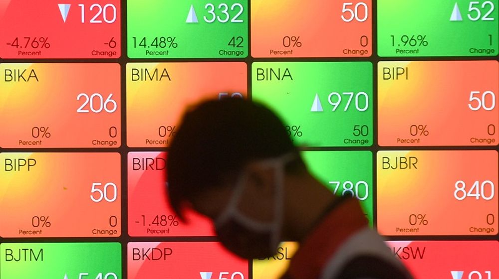 <p>Seorang pria melintasi layar elektronik pergerakan saham di Jakarta, Selasa (7/4/2020). IHSG ditutup melemah 33,19 poin atau 0,69 persen ke level 4.778,64 dihari pertama Pembatasan Sosial Berskala Besar (PSBB) di wilayah DKI Jakarta. ANTARA FOTO/Akbar Nugroho Gumay/hp.</p>
