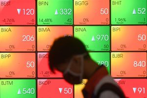 <p>Seorang pria melintasi layar elektronik pergerakan saham di Jakarta, Selasa (7/4/2020). IHSG ditutup melemah 33,19 poin atau 0,69 persen ke level 4.778,64 dihari pertama Pembatasan Sosial Berskala Besar (PSBB) di wilayah DKI Jakarta. ANTARA FOTO/Akbar Nugroho Gumay/hp.</p>
