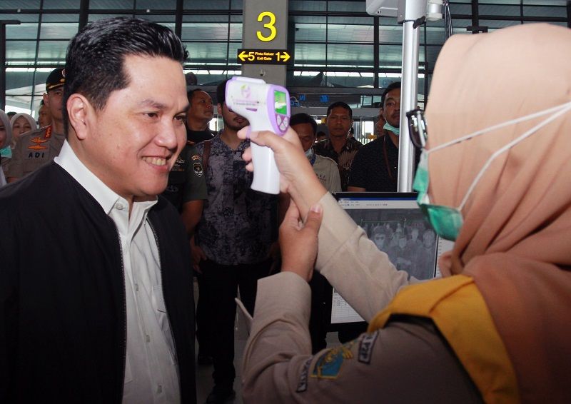 <p>Petugas dari Kantor Kesehatan Pelabuhan Klas 1 Soetta memeriksa suhu tubuh Menteri BUMN Erick Thohir saat melakukan peninjauan kesiapan Bandara dalam menghadapi COVID-19 di Terminal 3 Bandara Soekarno Hatta, Tangerang, Banten, Rabu (11/3/2020). Dalam kunjungannya Erick Thohir memastikan bahwa pemeriksaan deteksi virus corona di Bandara Soetta mulai dari kedatangan sampai penanganan sudah siap dan akan terus ditingkatkan untuk menjaga agar penyebaran virus corona atau COVID-19 tidak menyebar luas. ANTARA FOTO/Muhammad Iqbal/foc.</p>
