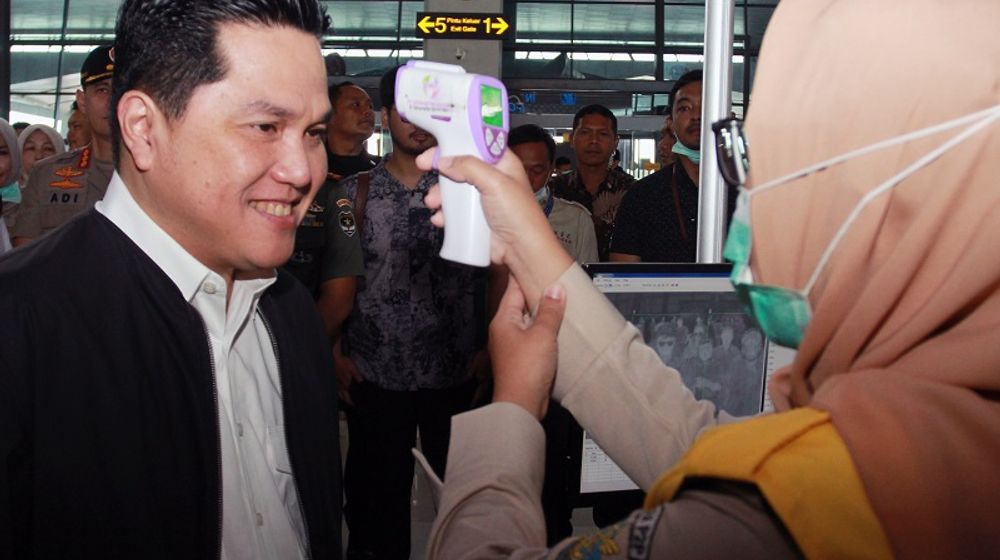 <p>Petugas dari Kantor Kesehatan Pelabuhan Klas 1 Soetta memeriksa suhu tubuh Menteri BUMN Erick Thohir saat melakukan peninjauan kesiapan Bandara dalam menghadapi COVID-19 di Terminal 3 Bandara Soekarno Hatta, Tangerang, Banten, Rabu (11/3/2020). Dalam kunjungannya Erick Thohir memastikan bahwa pemeriksaan deteksi virus corona di Bandara Soetta mulai dari kedatangan sampai penanganan sudah siap dan akan terus ditingkatkan untuk menjaga agar penyebaran virus corona atau COVID-19 tidak menyebar luas. ANTARA FOTO/Muhammad Iqbal/foc.</p>
