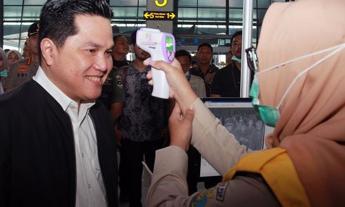<p>Petugas dari Kantor Kesehatan Pelabuhan Klas 1 Soetta memeriksa suhu tubuh Menteri BUMN Erick Thohir saat melakukan peninjauan kesiapan Bandara dalam menghadapi COVID-19 di Terminal 3 Bandara Soekarno Hatta, Tangerang, Banten, Rabu (11/3/2020). Dalam kunjungannya Erick Thohir memastikan bahwa pemeriksaan deteksi virus corona di Bandara Soetta mulai dari kedatangan sampai penanganan sudah siap dan akan terus ditingkatkan untuk menjaga agar penyebaran virus corona atau COVID-19 tidak menyebar luas. ANTARA FOTO/Muhammad Iqbal/foc.</p>
