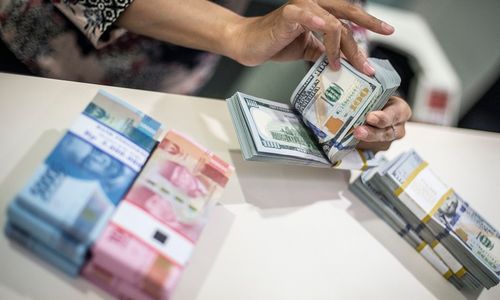 <p>Karyawan menghitung uang dolar AS di Kantor Cabang Plaza Mandiri, Jakarta, Rabu (18/3/2020). Berdasarkan kurs referensi Jakarta Interbank Spot Dollar Rate (JISDOR) pada Rabu (18/3) hingga pukul 10.09 WIB, nilai tukar rupiah melemah 140 poin atau 0,93 persen ke posisi Rp15.223 per dolar AS. ANTARA FOTO/Aprillio Akbar/wsj.</p>

