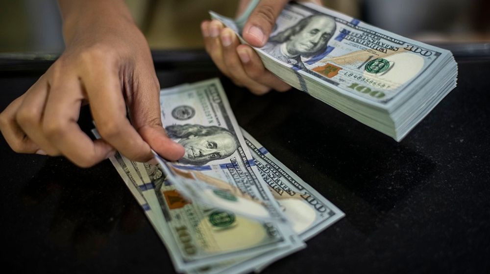 egawai menghitung uang dolar Amerika Serikat (AS) di gerai penukaran mata uang asing PT Ayu Masagung, Jakarta, Rabu (4/3/2020). Cadangan devisa di Bank Indonesia merosot demi stabilisasi nilai tukar rupiah.