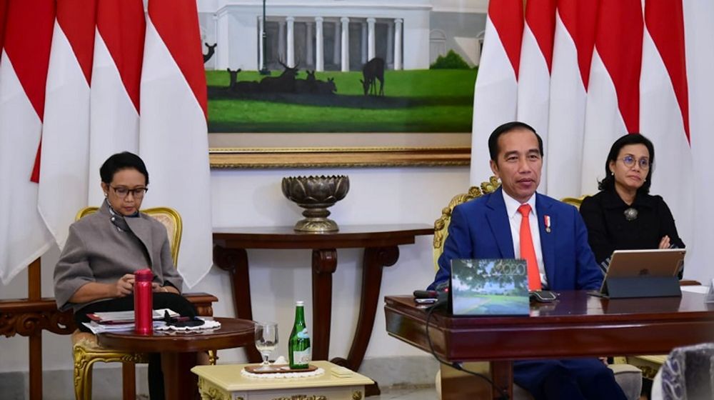 <p>Presiden Joko Widodo (tengah) didampingi Menlu Retno Marsudi (kiri) dan Menkeu Sri Mulyani mengikuti forum KTT Luar Biasa G20 secara virtual dari Istana Bogor, Jawa Barat, Kamis 26 April 2020 lalu/Biro Pers Sekretariat Presiden/Muchlis Jr</p>
