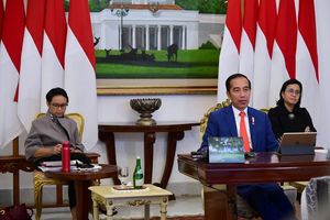 <p>Presiden Joko Widodo (tengah) didampingi Menlu Retno Marsudi (kiri) dan Menkeu Sri Mulyani mengikuti forum KTT Luar Biasa G20 secara virtual dari Istana Bogor, Jawa Barat, Kamis 26 April 2020 lalu/Biro Pers Sekretariat Presiden/Muchlis Jr</p>
