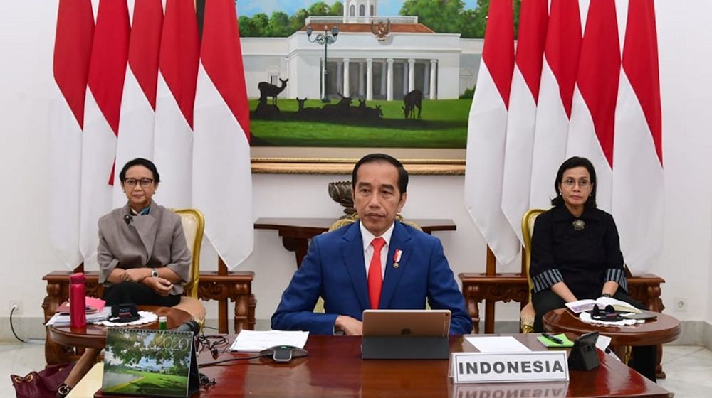 <p>Presiden Joko Widodo (tengah) didampingi Menlu Retno Marsudi (kiri) dan Menkeu Sri Mulyani mengikuti forum KTT Luar Biasa G20 secara virtual dari Istana Bogor, Jawa Barat, Kamis (26/3/2020). KTT yang digagas oleh Arab Saudi selaku Ketua G20 tahun ini tersebut membahas upaya negara-negara anggota G20 dalam penanganan COVID-19. ANTARA FOTO/HO/Biro Pers Sekretariat Presiden/Muchlis Jr/sgd/aww.</p>
