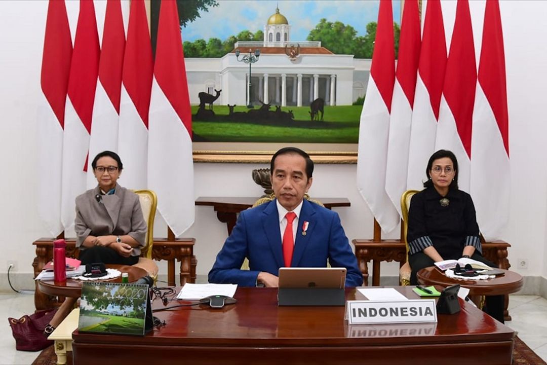 <p>Presiden Joko Widodo (tengah) didampingi Menlu Retno Marsudi (kiri) dan Menkeu Sri Mulyani mengikuti forum KTT Luar Biasa G20 secara virtual dari Istana Bogor, Jawa Barat, Kamis (26/3/2020). KTT yang digagas oleh Arab Saudi selaku Ketua G20 tahun ini tersebut membahas upaya negara-negara anggota G20 dalam penanganan COVID-19. ANTARA FOTO/HO/Biro Pers Sekretariat Presiden/Muchlis Jr/sgd/aww.</p>
