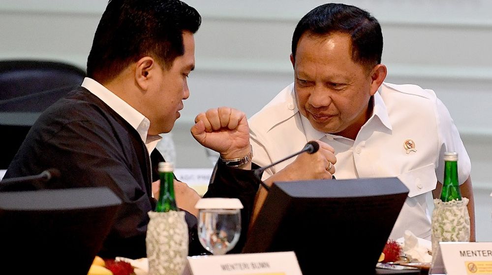 <p>Menteri BUMN Erick Thohir (kiri) berbincang dengan Mendagri Tito Karnavian sebelum rapat terbatas di Kantor Presiden, Jakarta, Rabu (11/3/2020). Rapat yang dipimpin Presiden Joko Widodo tersebut membahas percepatan penyelesaian permasalahan pertanahan Sumatera Utara. ANTARA FOTO/Sigid Kurniawan/ama.</p>
