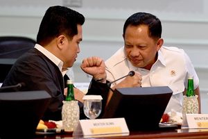<p>Menteri BUMN Erick Thohir (kiri) berbincang dengan Mendagri Tito Karnavian sebelum rapat terbatas di Kantor Presiden, Jakarta, Rabu (11/3/2020). Rapat yang dipimpin Presiden Joko Widodo tersebut membahas percepatan penyelesaian permasalahan pertanahan Sumatera Utara. ANTARA FOTO/Sigid Kurniawan/ama.</p>
