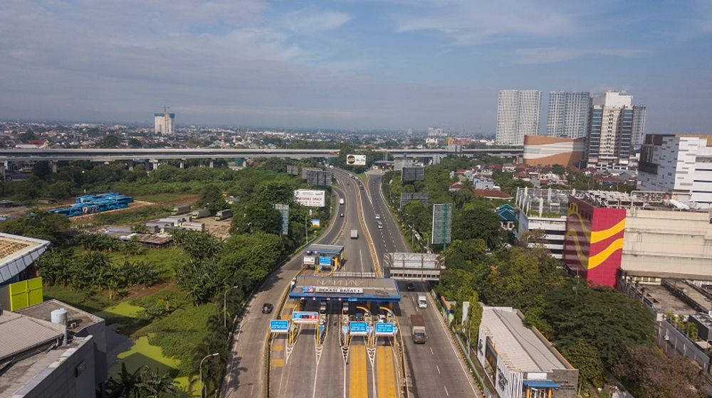 <p>Foto udara lalu lintas mobil kendaraan menuju Jakarta di gerbang tol Bekasi Barat, Jawa Barat, Rabu (8/4/2020). Gubernur Jawa Barat Ridwan Kamil mengajukan PSBB (Pembatasan Sosial Berskala Besar) di wilayah yang berdekatan dengan Jakarta yaitu Bekasi kota/kabupaten, Depok dan Bogor kota/kabupaten ke pemerintah pusat untuk mencegah penyebaran virus corona (COVID-19). ANTARA FOTO/ Fakhri Hermansyah/aww.</p>
