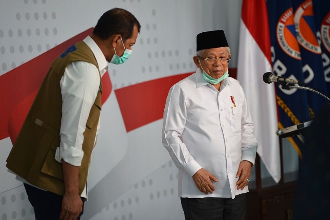 <p>Wakil Presiden Ma&#8217;ruf Amin (kanan) didampingi Kepala Badan Nasional Penanggulangan Bencana (BNPB) Doni Monardo berjalan usai menyampaikan keterangan kepada wartawan tentang penanganan COVID-19 di Graha BNPB, Jakarta, Senin (23/3/2020).. Wapres meminta Majelis Ulama Indonesia (MUI) mengeluarkan fatwa terkait jenazah pasien positif virus corona (COVID-19) yang meninggal dunia. ANTARA FOTO/Aditya Pradana Putra/ama.</p>
