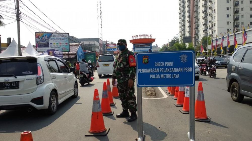 <p>TNI dan Polri pantau penerapan PSBB di wilayah perbatasan Jakarta Selatan. / Sumber: rri.co.id</p>