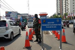 <p>TNI dan Polri pantau penerapan PSBB di wilayah perbatasan Jakarta Selatan. / Sumber: rri.co.id</p>
