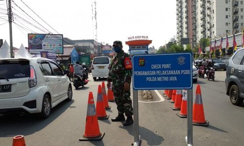 <p>TNI dan Polri pantau penerapan PSBB di wilayah perbatasan Jakarta Selatan. / Sumber: rri.co.id</p>
