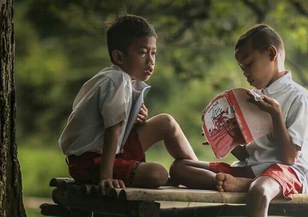 <p>Siswa sedang belajar di luar sekolah. / Sumber: id.pinterest.com</p>
