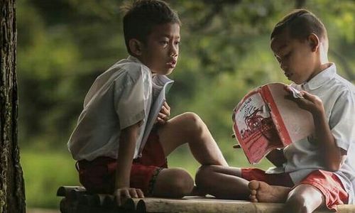 <p>Siswa sedang belajar di luar sekolah. / Sumber: id.pinterest.com</p>
