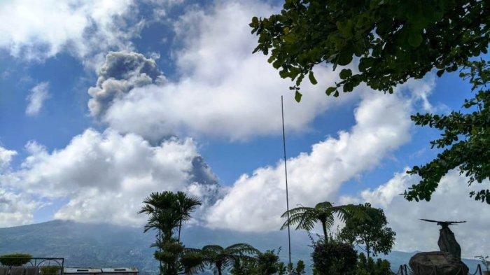 <p>Erupsi Gunung Merapi yang terlihat dari obyek wisata Ketep Pass Magelang, Sawangan, Kabupaten Magelang, Jumat 10 April 2020.</p>
