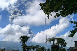 <p>Erupsi Gunung Merapi yang terlihat dari obyek wisata Ketep Pass Magelang, Sawangan, Kabupaten Magelang, Jumat 10 April 2020.</p>
