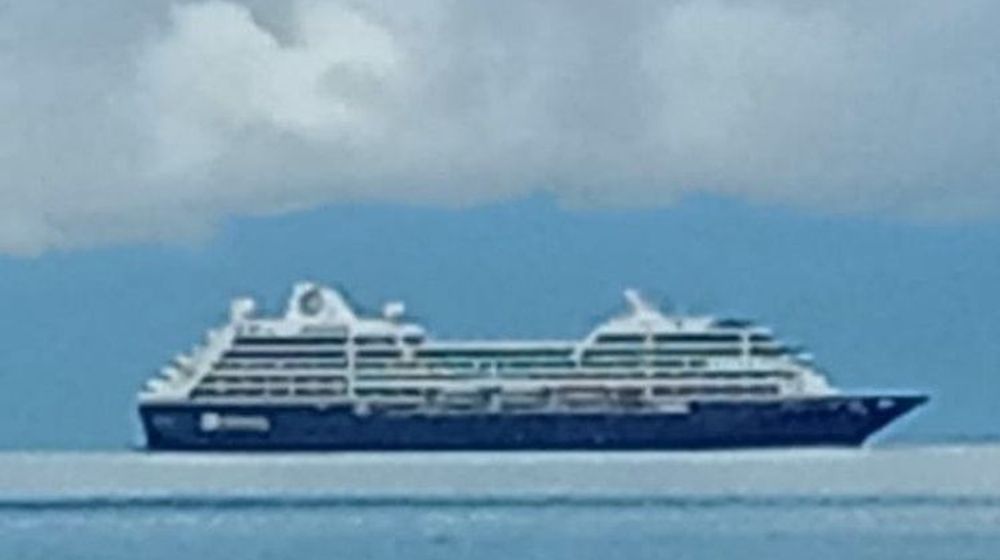 Kapal Pesiar Misterius Melintas Raja Ampat