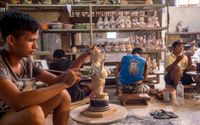 <p>Industri Kreatif (Sumber: https://www.airmagz.com/)</p>
