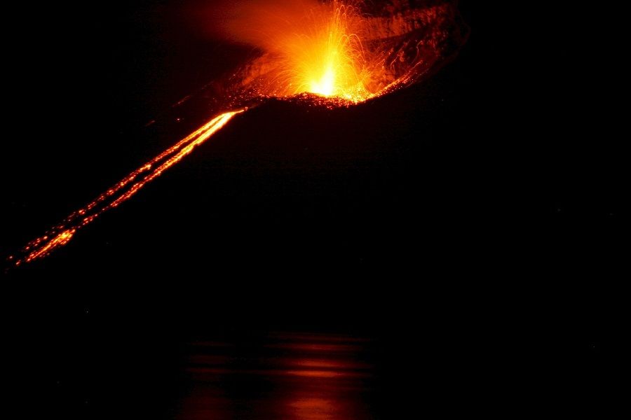 <p>Erupsi Gunung Anak Krakatau. / Pixabay</p>
