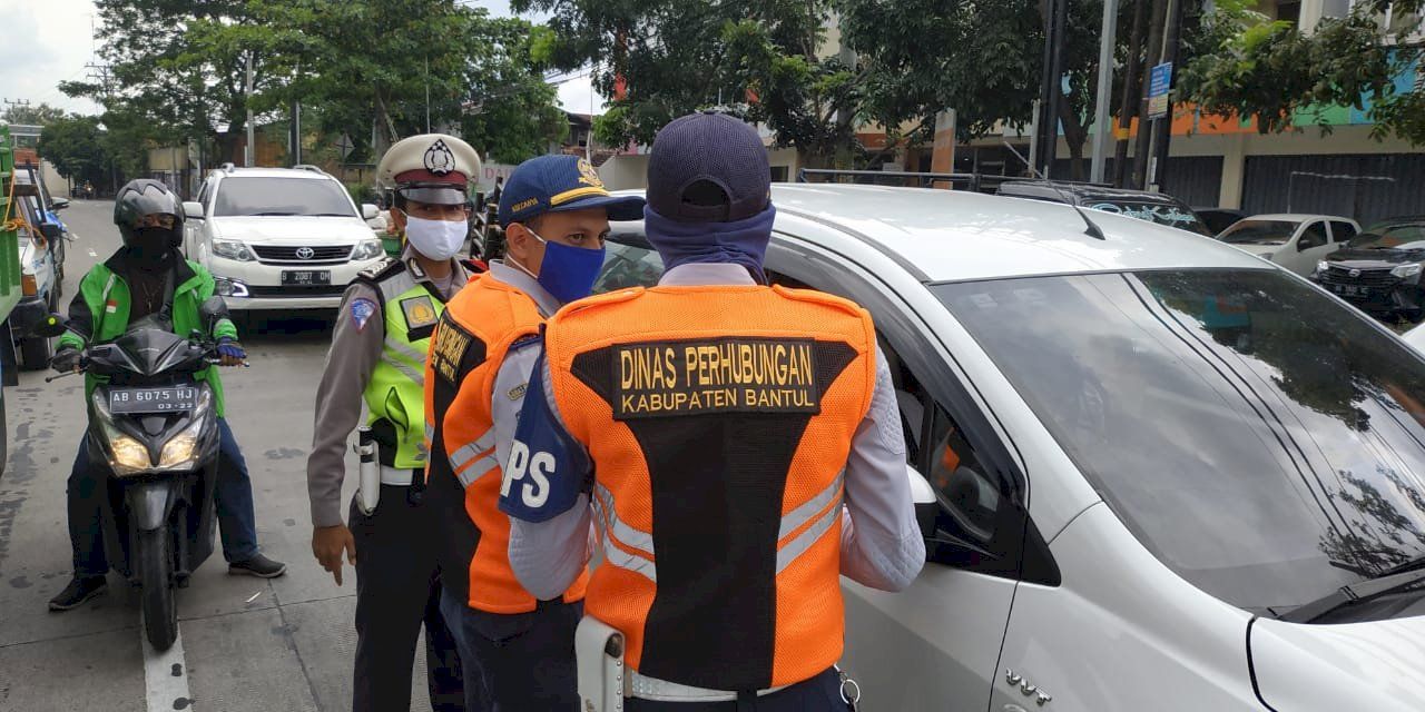 Petugas sedang memeriksa setiap mobil yang masuk ke wilayah Bantul.