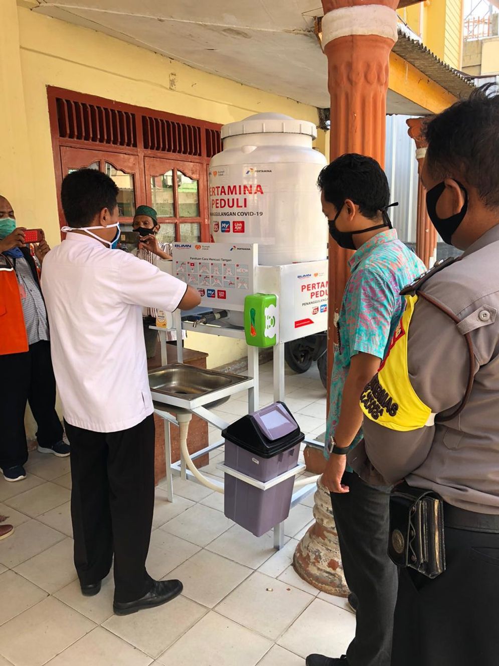 Bantuan tempat cuci tangan portable dari program Pertamina Peduli