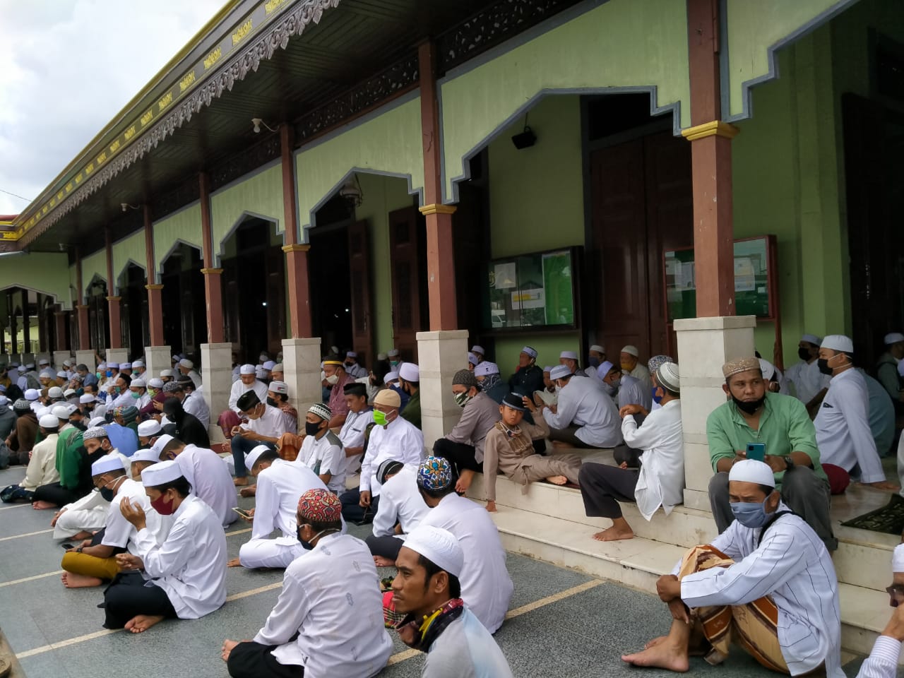 Jemaah padati masjid jami