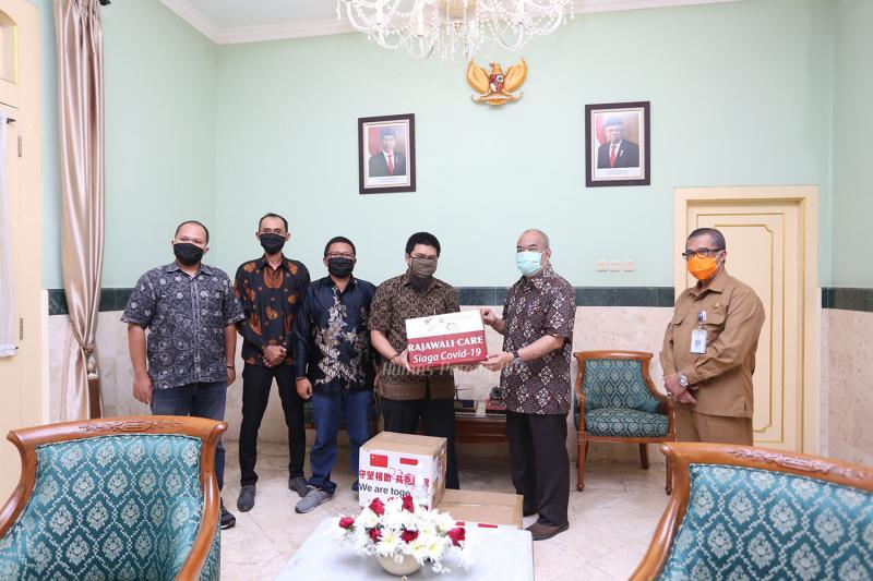 Penyerahan secara simbolis bantuan APD dari PT JMI kepada Pemda DIY