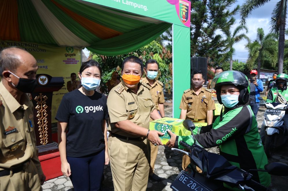 Penyerahan bantuan dari Gubernur Lampung Arinal Djunaidi secara simbolis kepada driver Gojek.