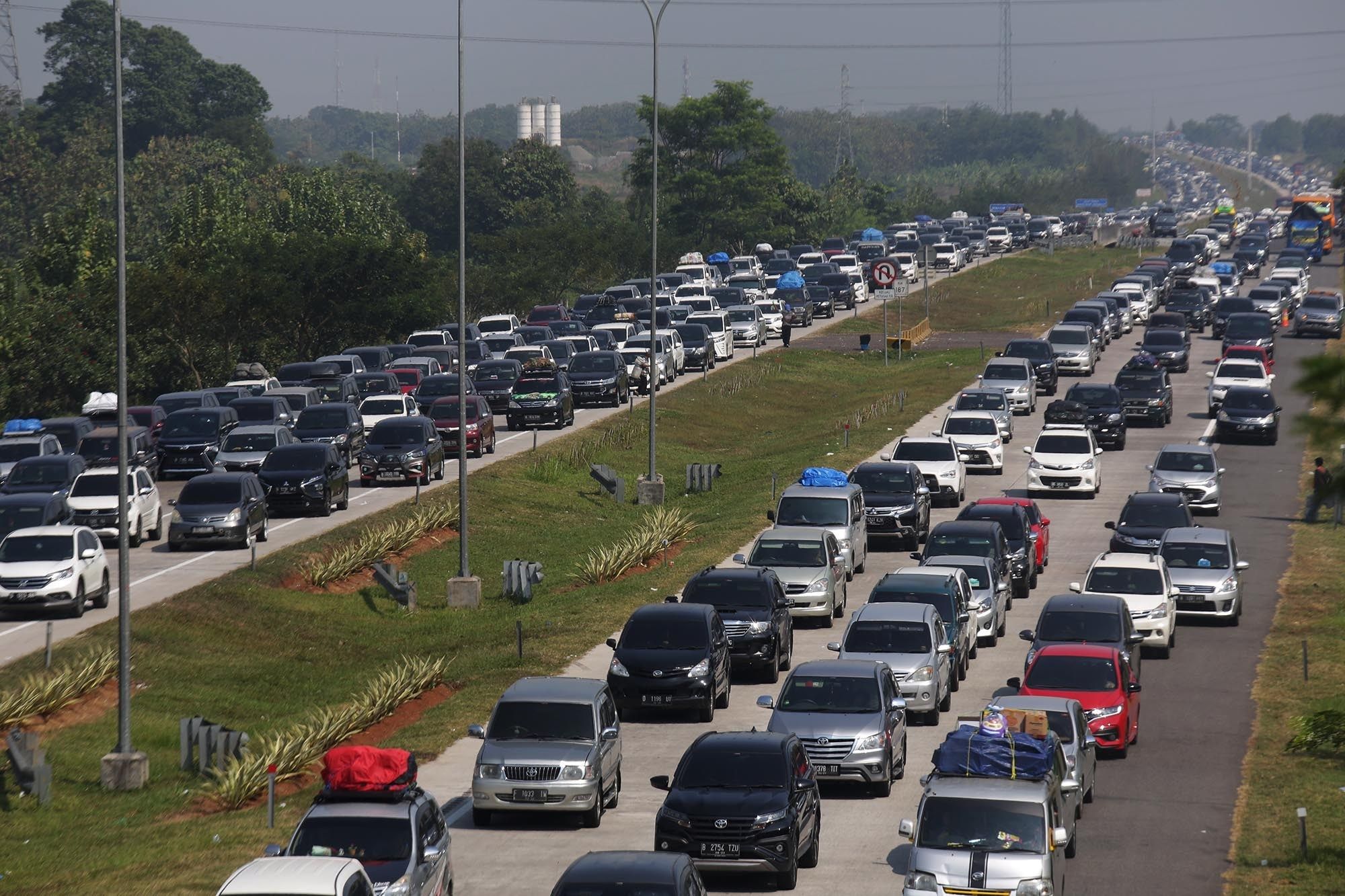 Suasana kemacetan di salah satu ruas jalan tol