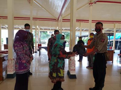 Bupati Gunungkidul Badingan memberikan bingkisan kepada para relawan, Jumat (8/5/2020).