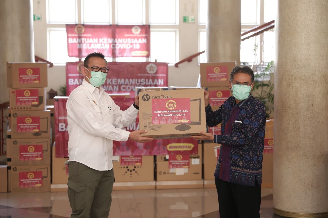 Penyerahan Bantuan dari BIN untuk UGM