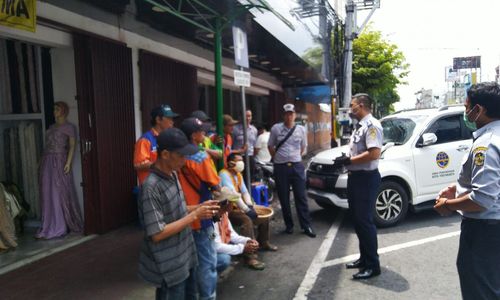 Dishub Kota Yogyakarta tengah memberikan pengarahan kepada para petugas juru parkir.