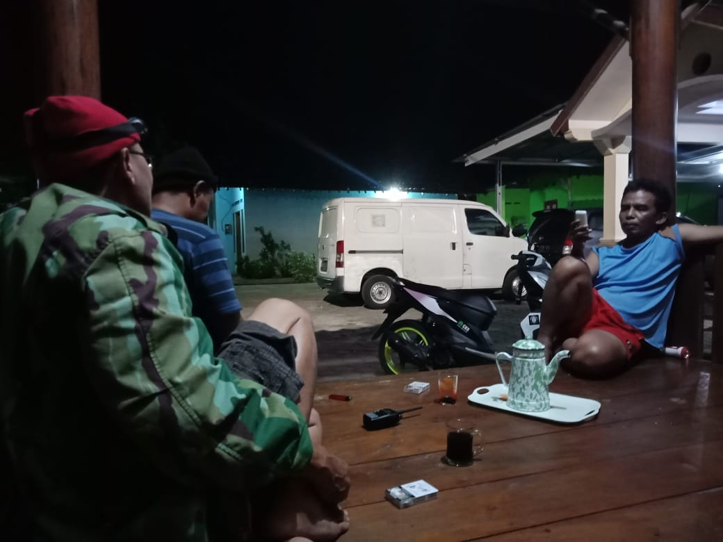 Warga Kaligawe RT 02 melakukan ronda.
