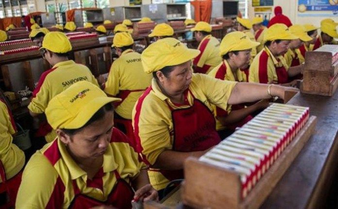 Aktivitas pabrik rokok HM Sampoerna.