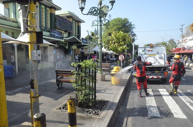 Penyemprotan disinfektan dilakukan di pasar-pasar tradisional di perbatasan Kota Yogyakarta.